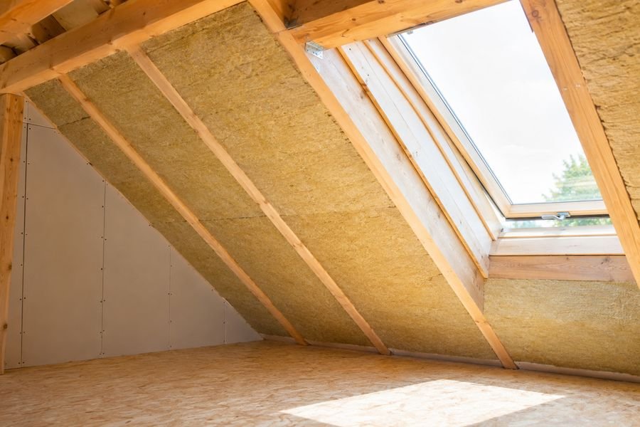 Combles isolés en laine minérale sous rampants avec fenêtre de toit à Montarnaud