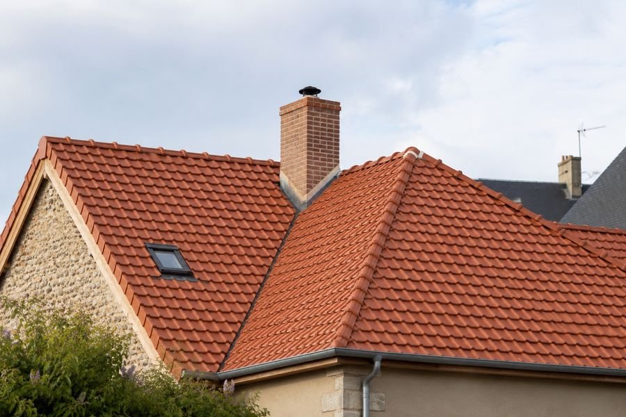 Réfection de toiture en cours : dépose des anciennes tuiles et pose neuve à Gignac